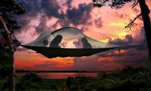 新感覚！ハンモック型の空中テント、テントサイル